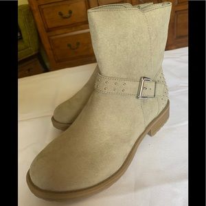 Short gray boots